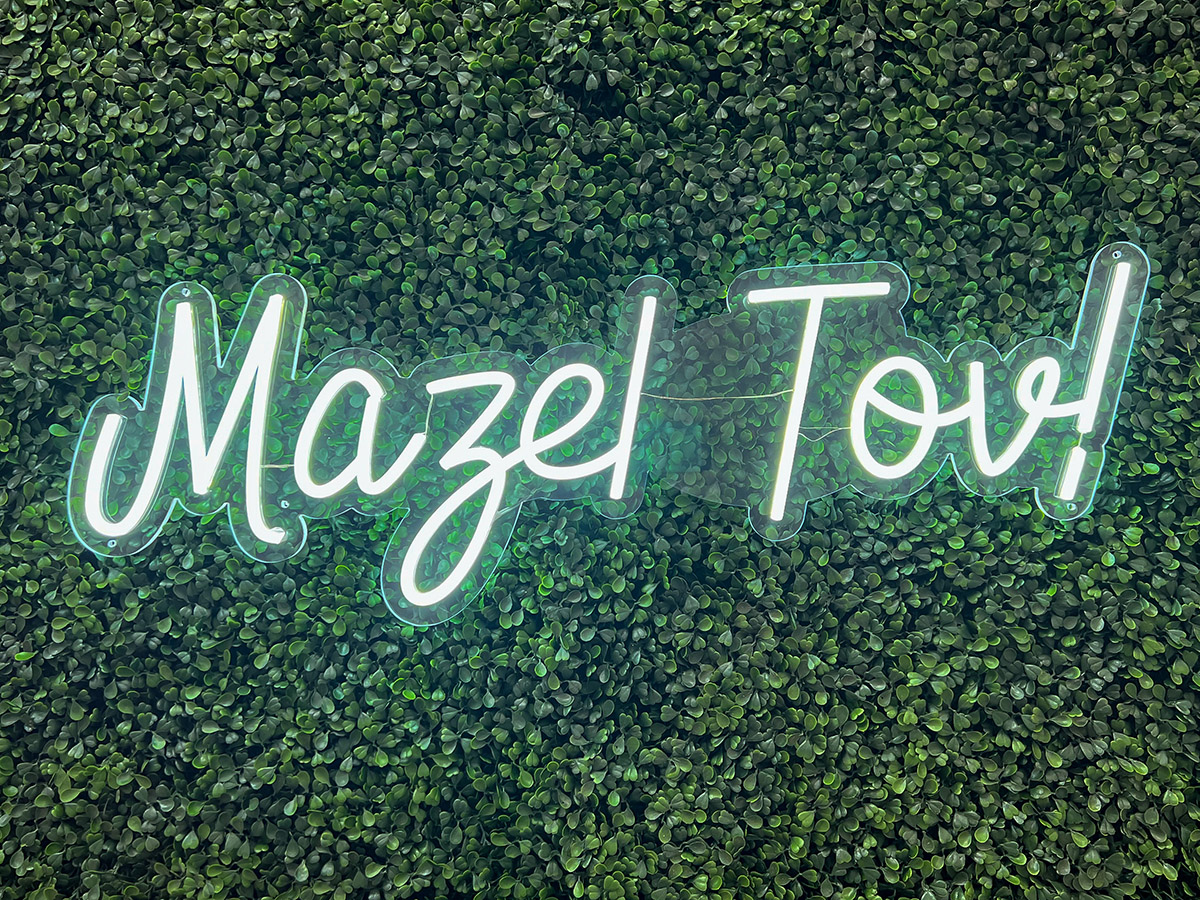 Neon Sign - "Mazel Tov!"